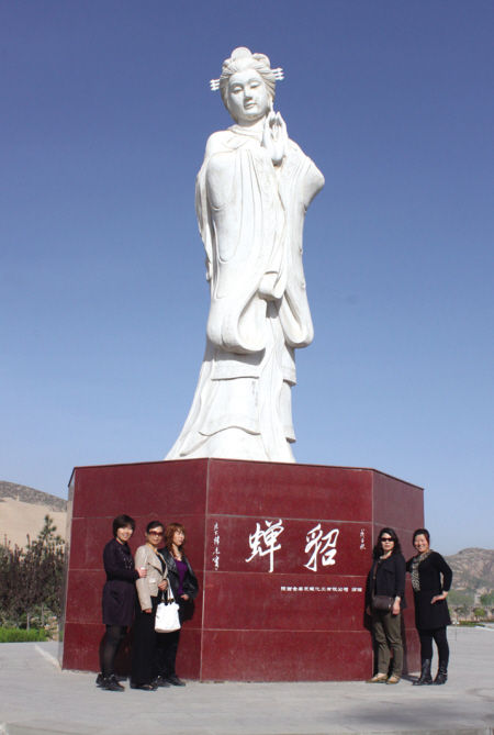 米脂当地女性与貂蝉像合影