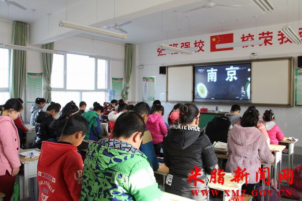 官庄小学组织学生观看国家公祭日仪式
